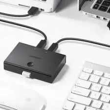 مفتاح ومحول مشاركة يو إس بي يوجرين UGREEN USB 2.0 لمشاركة جهاز USB بين كمبيوترين (2 في 1) موديل 30345 (أسود)